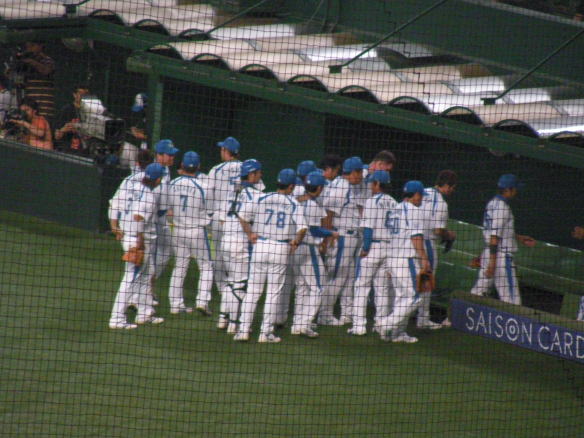 一塁側ダッグアウト前円陣を組む埼玉西武ライオンズの選手たち