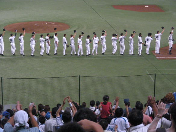 西武ドーム一塁側内野指定席から　ファンの声援に応える埼玉西武ライオンズの選手たち