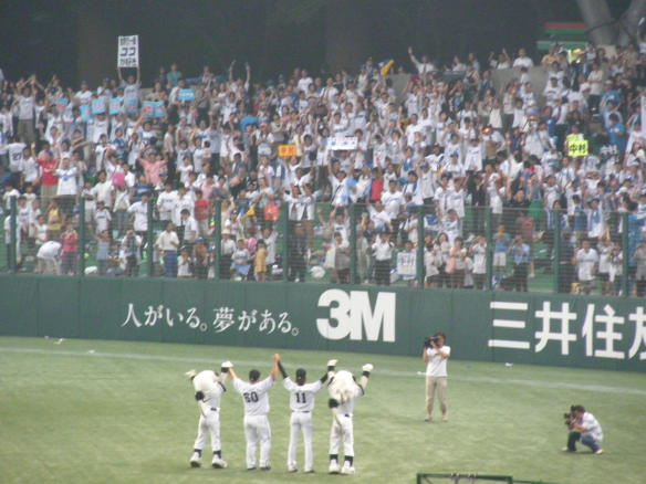 ヒーロー二人が外野のファンにご挨拶　沸き立つ埼玉西武ライオンズファンたち