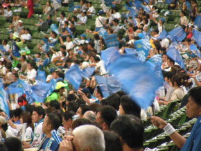 中村のホームランに盛り上がる埼玉西武ライオンズファン