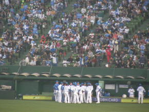 一塁側ベンチ前、円陣を組む埼玉西武ライオンズ