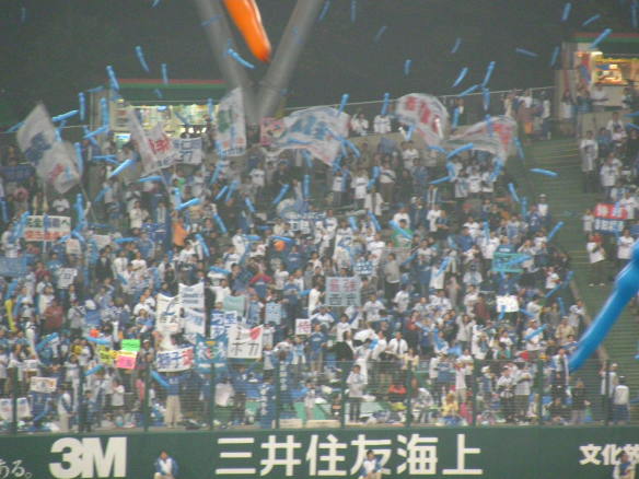 西武ドーム一塁側外野自由席 埼玉西武ライオンズファンたちの７回裏ウイングバルーンによる応援