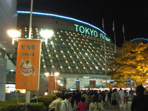 観衆が溢れる東京ドーム